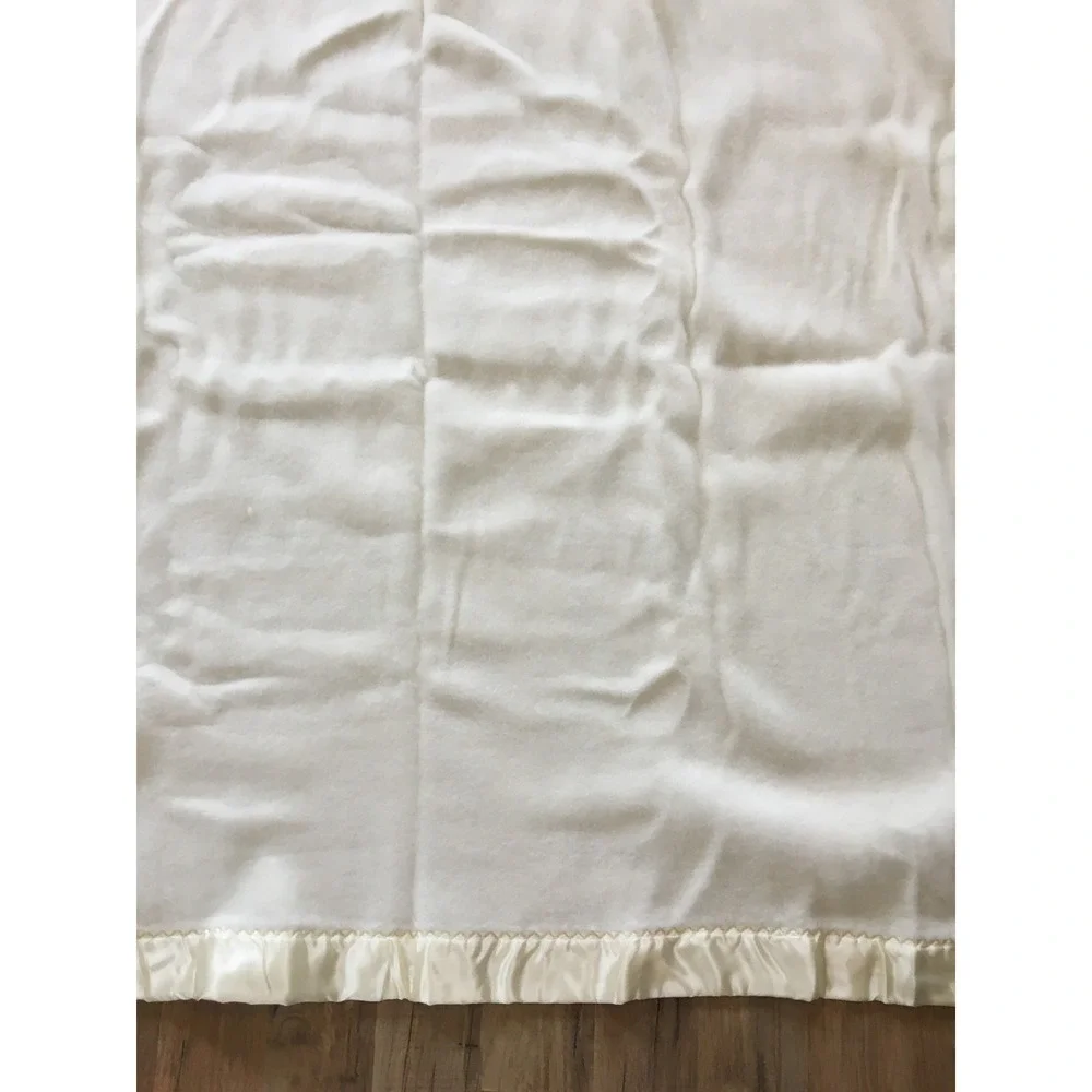 Vintage USA Made Ivory Blanket with Nylon Satin Trim 68